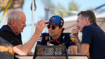 Christian Horner (D),  Sergio "Checo" Perez y Helmut Marko (I), conversando en la previa del GP de Bahrain.
