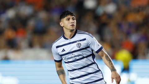 Alan Pulido durante un encuentro del Sporting Kansas City.
