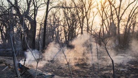 El incendio de Smokehouse Creek se ha ampliado por 1 millón de acres y se ha convertido en el más grande registrado en Texas.