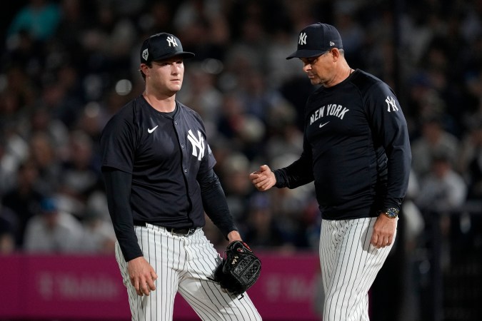 Gerrit Cole (L) y Aaron Boone (R) han estado en constante conversación durante el Spring Training de los Yankees.