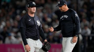 Gerrit Cole (L) y Aaron Boone (R) han estado en constante conversación durante el Spring Training de los Yankees.