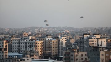 Estados Unidos lanza ayuda humanitaria sobre la ciudad de Gaza, Franja de Gaza.
