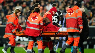 Momento en el que el cuerpo médico del estadio de Mestalla retira en camilla al lesionado Moucar Diakhaby.