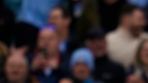 Erling Haaland celebra luego de marcarle al Manchester United por la Premier League.