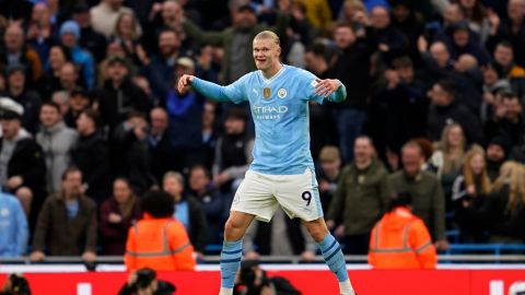 Erling Haaland celebra luego de marcarle al Manchester United por la Premier League.