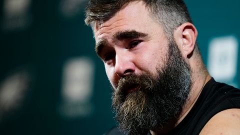 Jason Kelce durante la rueda de prensa donde anunció su retiro de la NFL.