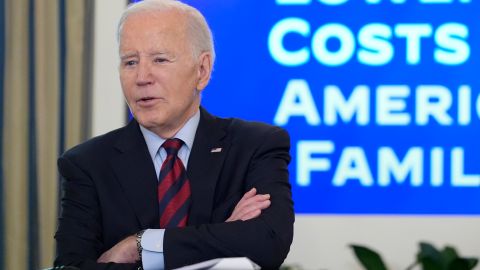 Biden utilizó el término “inmigrante ilegal” en su respuesta.