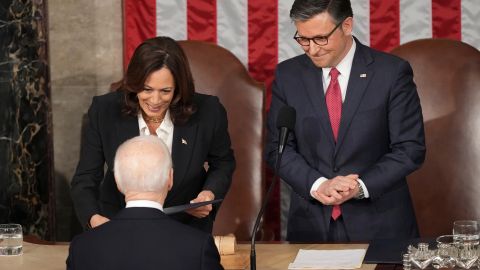 Uno de los primeros en cuestionar al arrepentimiento de Biden fue el presidente de la Cámara de Representantes, el republicano Mike Johnson.