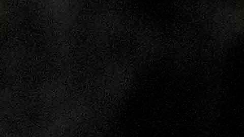 Checo Pérez saluda a sus compañeros de escudería antes de subir al podio del Gran Premio de Arabia Saudita.