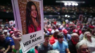 Un partidario sostiene una pancarta con una foto de Laken Riley antes de que el candidato presidencial republicano, el expresidente Donald Trump, hable en un mitin de campaña en Georgia.