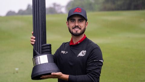 Abraham Ancer posa con su trofeo de campeón en el LIV Golf de Hong Kong.