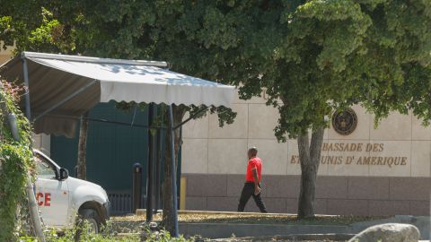 Un hombre ingresa a la embajada de Estados Unidos en Puerto Príncipe, Haití, el domingo 10 de marzo de 2024.