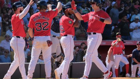 Peloteros de Boston Red Sox felicitan a Bobby Dalbec luego de su Grand Slam ante Tampa Bay Rays.