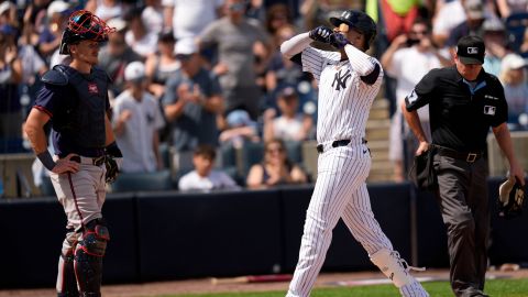 Juan Soto pisa el home luego de conectar otro jonrón con Yankees en el Spring Training 2024.