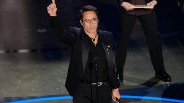 Robert Downey Jr. recoge el premio a la mejor interpretación de un actor secundario por "Oppenheimer" durante los Premios Oscar.