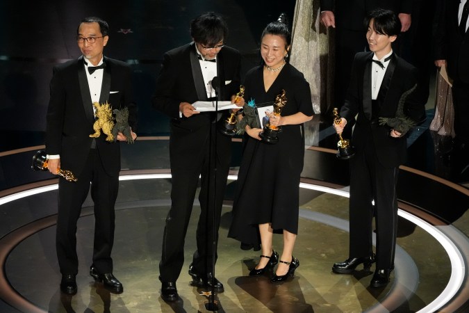 Masaki Takahashi, de izquierda a derecha, Takashi Yamazaki, Kiyoko Shibuya y Tatsuji Nojima aceptan el premio a los mejores efectos visuales por "Godzilla Minus One" durante los Oscar