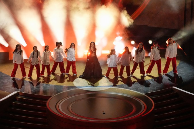 Becky G interpreta la canción "The Fire Inside" de la película "Flaming Hot" durante los Oscar.