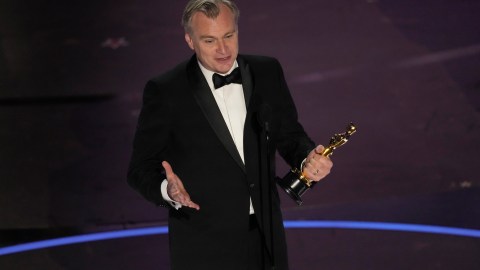 Christopher Nolan acepta el premio al "Mejor director" por "Oppenheimer" durante los Oscar 2024