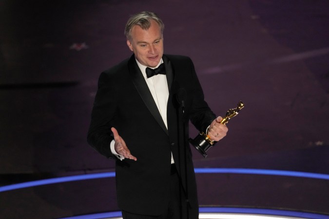 Christopher Nolan acepta el premio al "Mejor director" por "Oppenheimer" durante los Oscar 2024