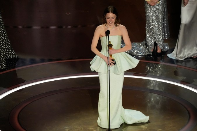 Emma Stone recoge el premio a la "Mejor actriz" protagónica por "Poor Things" durante los Oscar