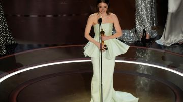 Emma Stone recoge el premio a la "Mejor actriz" protagónica por "Poor Things" durante los Oscar
