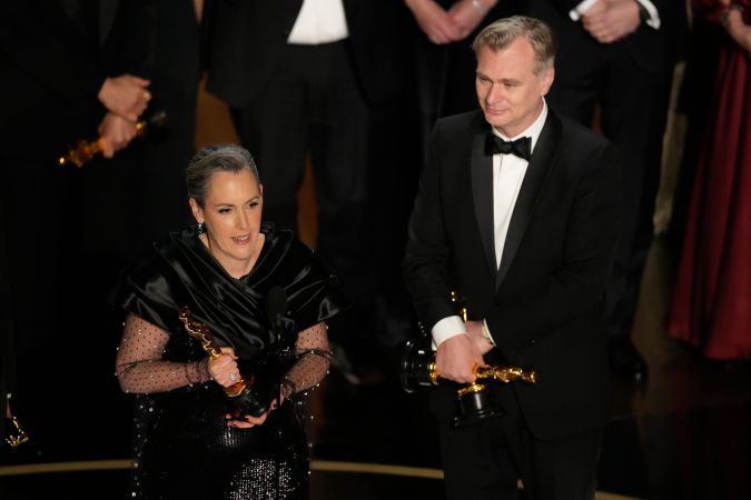 Emma Thomas und Christopher Nolan erhalten die Auszeichnung für "bester Film" von "Oppenheimer" während der Oscars