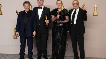 Al Pacino posando con Christopher Nolan, Emma Thomas y Charles Roven