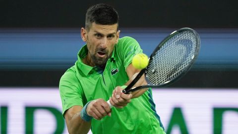 Novak Djokovic durante la derrota ante Luca Nardi en Indian Wells.