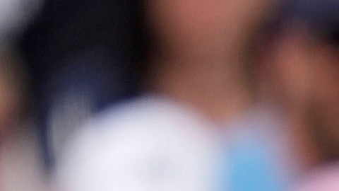 DJ LeMahieu lanza a primera base durante un encuentro del Spring Training 2024 ante Boston Red Sox.