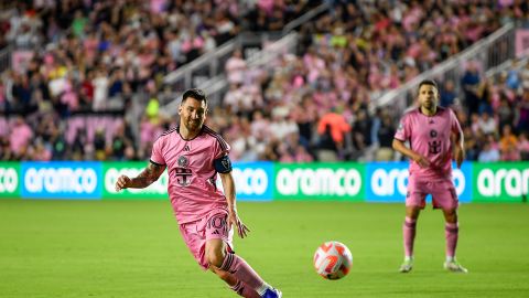 Messi patea un balón durante un encuentro ante Nashville SC por Concachampions.