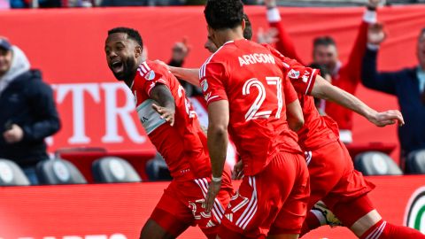 Kellyn Acosta (L) festeja el gol del triunfo junto a sus compañeros del Chicago Fire.