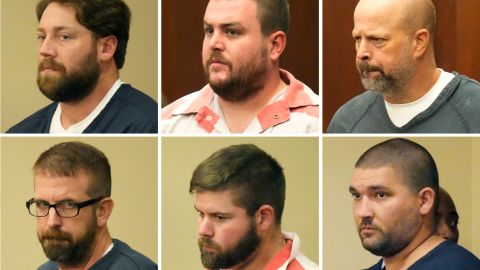 Hunter Elward, Christian Dedmon, Brett McAlpin, Jeffrey Middleton, Daniel Opdyke y al ex oficial de policía de Richland, Joshua Hartfield, compareciendo en el Tribunal de Circuito del condado de Rankin.