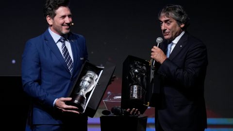El presidente de la Conmebol, Alejandro Domínguez (L), y la leyenda uruguaya Enzo Francescoli (R) presentan la edición 2024 de la Copa Libertadores.