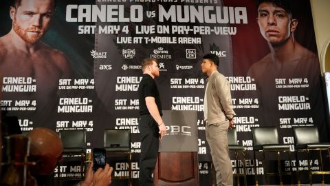 Canelo Alvarez y Jaime Munguía en a conferencia de prensa celebrada en Beverly Hills, California.