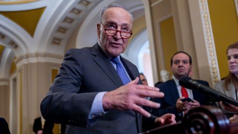 Chuck Schumer anunció “un acuerdo para completar el trabajo de dotar de fondos el gobierno” en el pleno de la cámara.