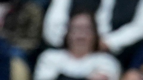 Creighton Baylor Scheierman disputa un balón con Akron Shammah Scott en un partido de baloncestos de la NCAA.