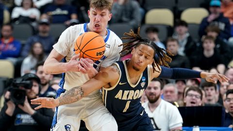 Creighton Baylor Scheierman disputa un balón con Akron Shammah Scott en un partido de baloncestos de la NCAA.