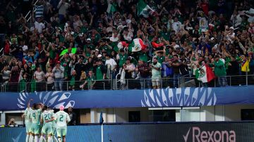 Hinchas mexicanos celebran en el partido entre El Tri y Panama.