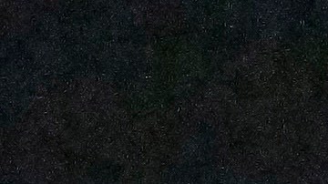 Un militar ruso de la Guardia Nacional asegura un área mientras se ve un incendio masivo sobre el Ayuntamiento de Crocus en el extremo occidental de Moscú.