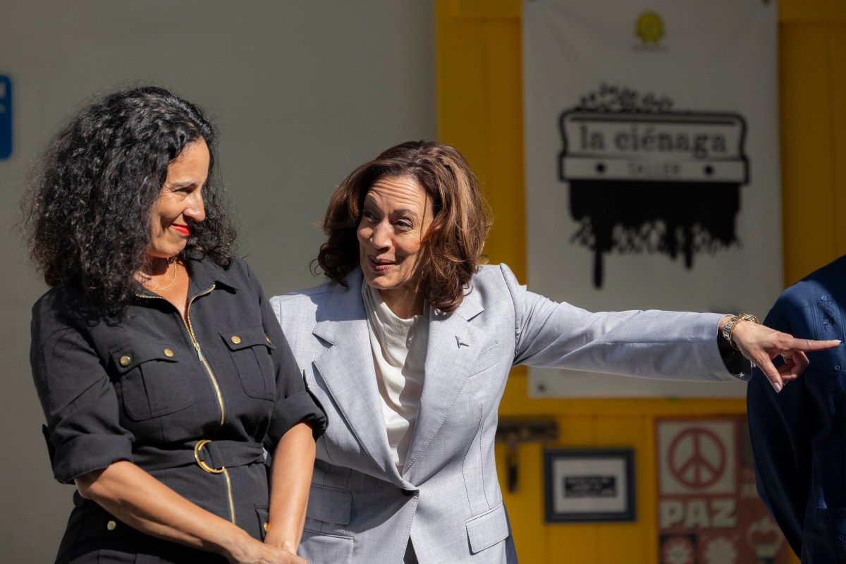 Puerto Rico: Kamala Harris se topó con protesta al ritmo de plena en su visita a taller comunitario en Santurce