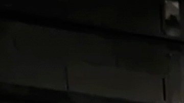 Comité de Investigación de Rusia examinan la sala de conciertos quemada después de un ataque al edificio del Ayuntamiento de Crocus en el extremo occidental de Moscú.