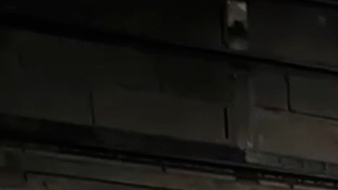 Comité de Investigación de Rusia examinan la sala de conciertos quemada después de un ataque al edificio del Ayuntamiento de Crocus en el extremo occidental de Moscú.