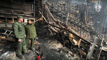 Comité de Investigación de Rusia examinan la sala de conciertos quemada después de un ataque al edificio del Ayuntamiento de Crocus en el extremo occidental de Moscú.