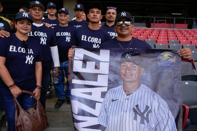 Familia de Víctor González apoyando al lanzador.