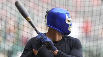 Giancarlo Stanton causó sensación por usar máscara de Blue Demon en práctica con Yankees en México