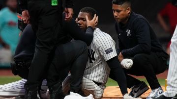 Óscar González recibe atención médica por parte de los Yankees posterior al pelotazo que recibió en su rostro.