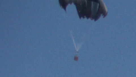 Se lanza ayuda humanitaria desde el aire a los palestinos sobre la ciudad de Gaza, Franja de Gaza.