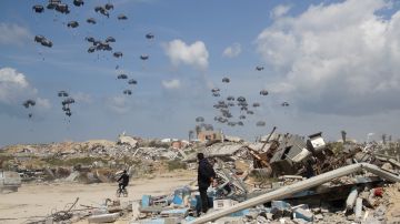Se lanza ayuda humanitaria desde el aire a los palestinos sobre la ciudad de Gaza, Franja de Gaza.