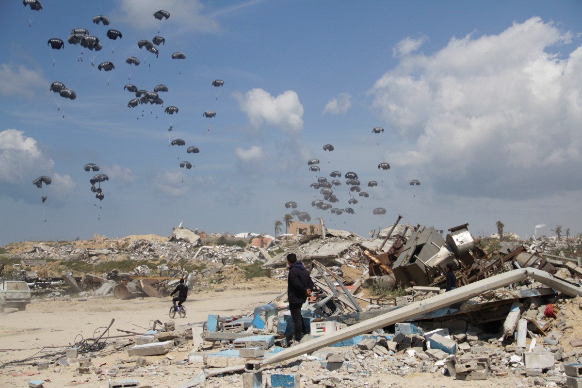 Al menos 18 personas mueren al recoger ayuda humanitaria lanzada por aire al norte de Gaza