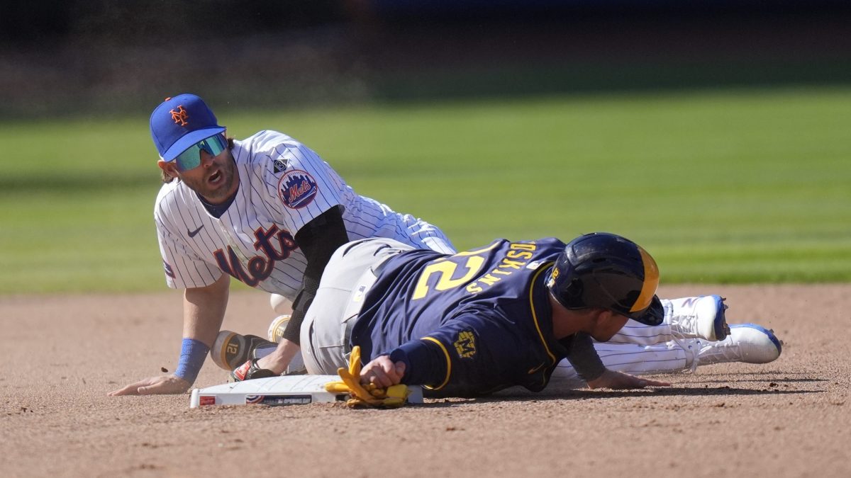 Deslizamiento peligroso de Rhys Hoskins provocó que se vaciaran las bancas entre Mets y Brewers [Video]